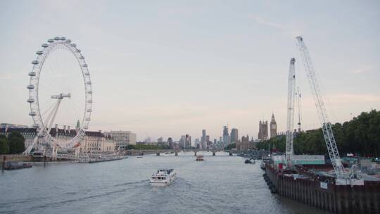 泰晤士河岸上的威斯敏斯特桥和议会大厦 视频素材模板下载