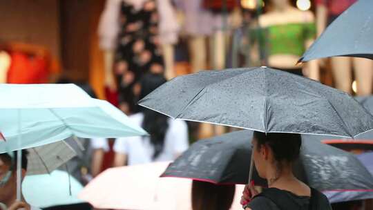 下雨打伞的人流