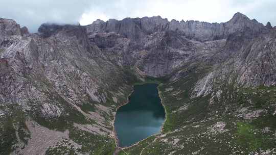 航拍四川川西旅游莲宝叶则石头山高原湖泊