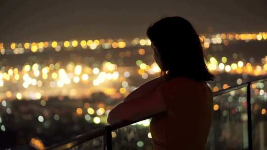 伤心 失恋 美女望着城市夜景 分手视频素材模板下载