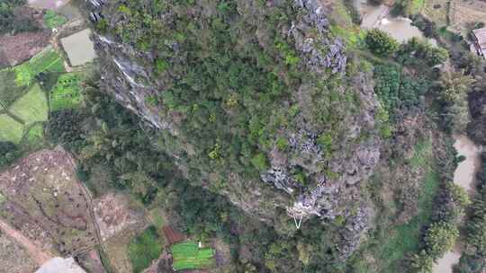 航拍攀登桂林阳朔矮山的攀岩者视频素材模板下载