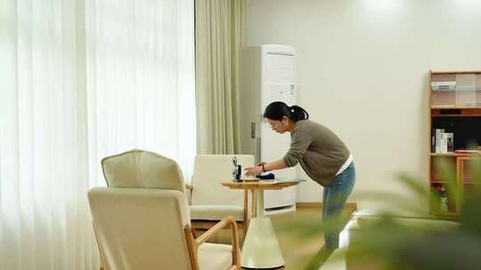 中年妇女居家打扫卫生洗碗擦桌子干家务