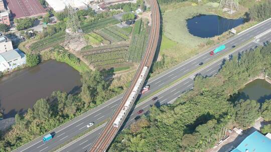 高架地铁从公路上经过两次