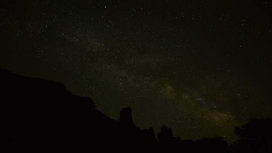 流星划过布满星星的夜空