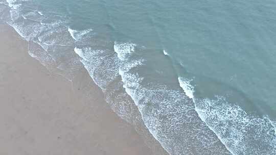 俯拍海浪拍打沙滩海水拍打岸边俯视潮水浪花