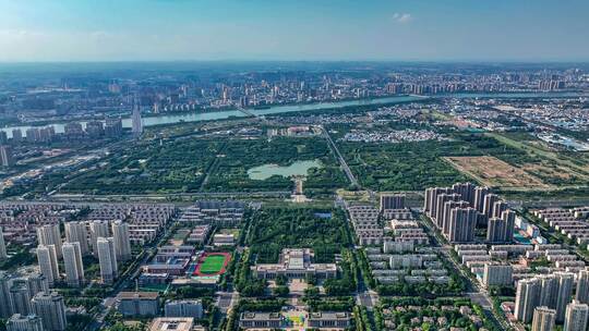 晴空下的洛阳城市航拍