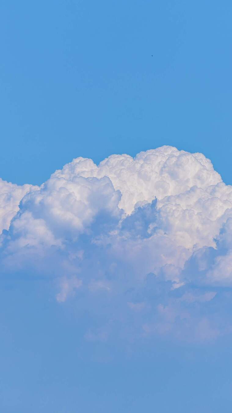 蓝天中的蓬松白云