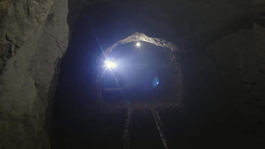 煤矿矿道内的小火车、金矿原矿矿石运输视频素材模板下载