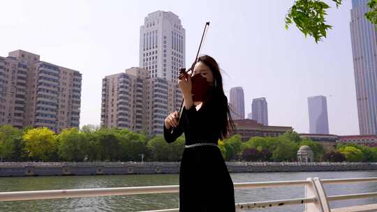 小提琴家天津海河边拉小提琴6视频素材模板下载