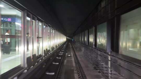 武汉地铁5号线无人驾驶地铁穿梭在隧道内部