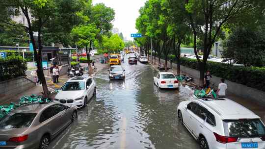 夏季暴雨城市街道路面积水4K视频素材模板下载