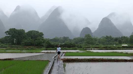 下雨天农民行走在田埂上视频素材模板下载