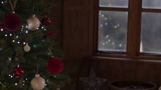 雨夜的圣诞树特写视频素材模板下载