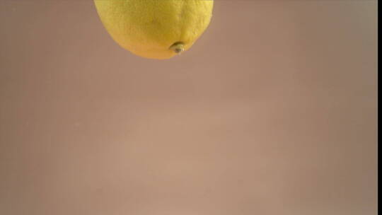 HD高速摄影平视柠檬掉进水里