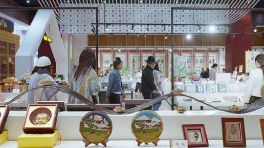 文创集市游客游览西藏文创
