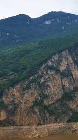 竖版航拍实拍长江牛肝马肺峡旅游景区高清在线视频素材下载