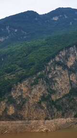 竖版航拍实拍长江牛肝马肺峡旅游景区高清在线视频素材下载