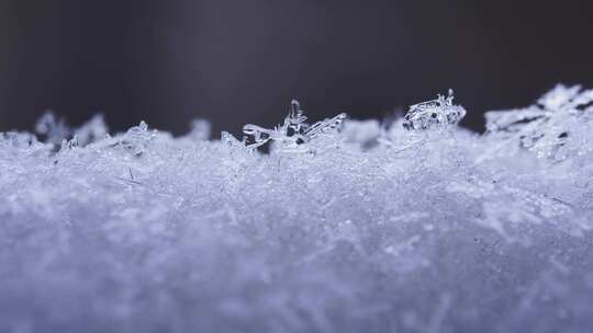 雪融化/化雪/微距特写雪花融化过程