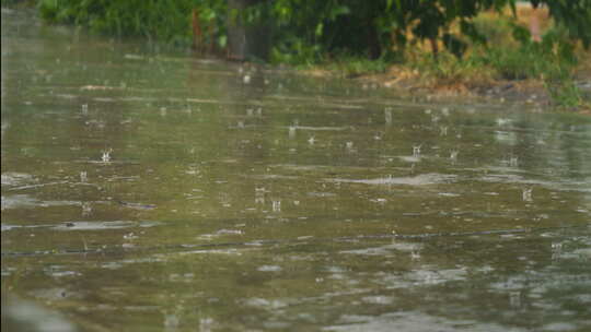 农村水泥路下雨水滴满镜头升格