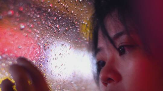下雨天伤感女孩坐车，车窗雨滴视频素材