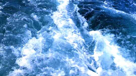 加勒比海翻腾的海水，美丽清澈的海水在慢动作中滚动和冒泡