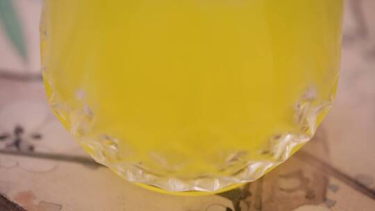 瓶装黄色菠萝果汁橙汁橘子汁办公打字视频素材模板下载