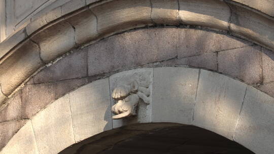 推出镜头北京圆明园内的石拱桥上的雕塑特写