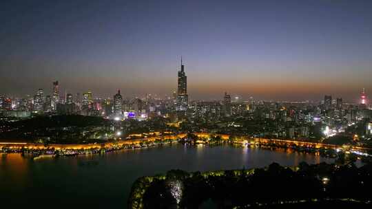 江苏南京玄武湖公园紫峰大厦日落夜景航拍