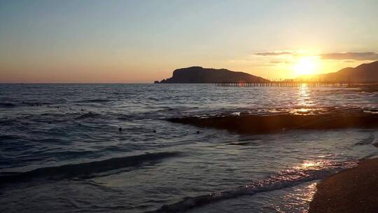 日落时的海浪拍打海岸