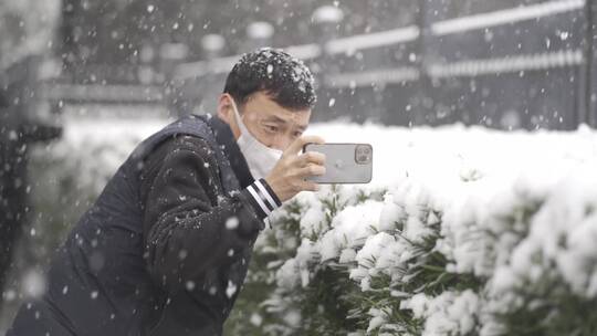 大学纷飞雪景-路人拍照