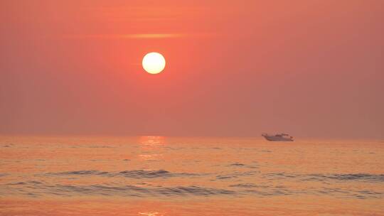 唯美落日夕阳海上渔船