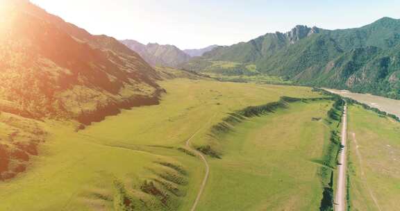 空中农村山路和草地在阳光明媚的夏季早晨沥