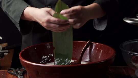 制作中国传统节日端午节特色食品粽子