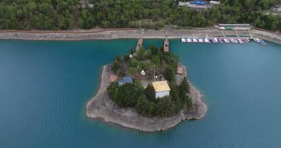 西藏林芝地区巴松错村庄神湖春色高空航拍