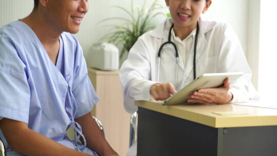 亚洲医生和病人正在讨论一些事情