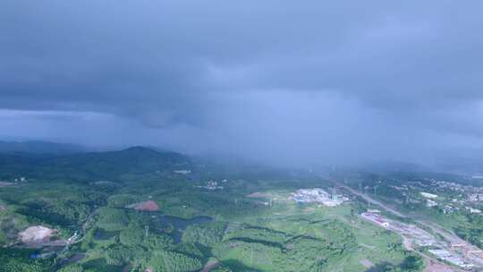 乡村丘陵群山绿色山林与乌云雨天航拍风光