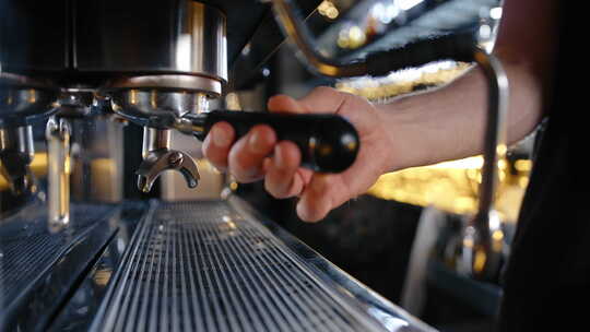 咖啡师在餐厅的咖啡机里煮咖啡