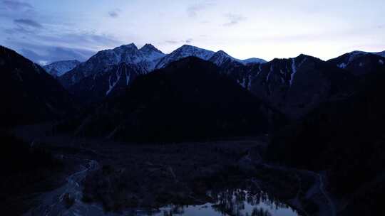 航拍夕阳下的山川和湖泊