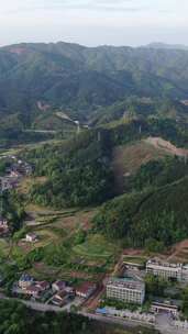 竖版航拍连绵起伏山川乡村