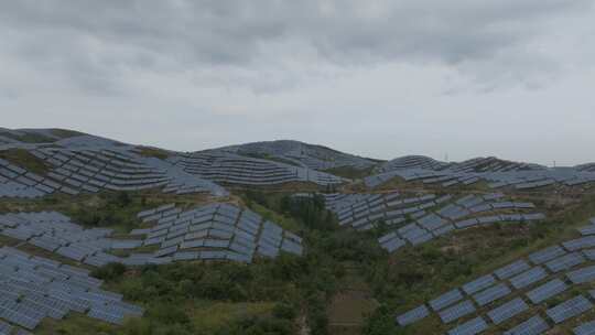 航拍山上的太阳能光伏发电站