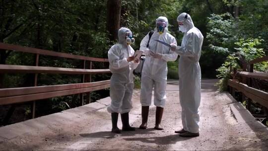 桥上穿着生化防护服的科学家