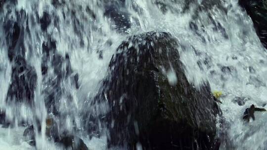 瀑布水流冲刷岩石