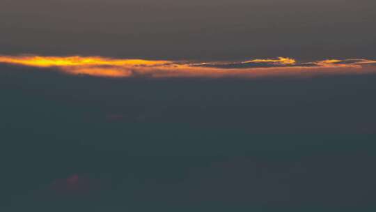 天空中红色夕阳