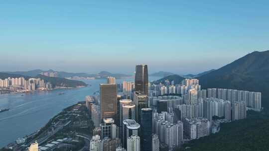 航拍香港维多利亚港城市天际线万里无云风景