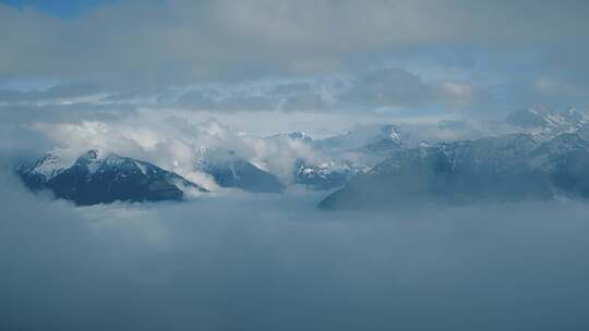 瑞士卢塞恩附近阿尔卑斯山的雾和云