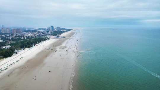 海边沙滩海浪游客游船航拍