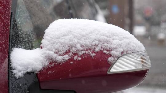 后视镜上的积雪