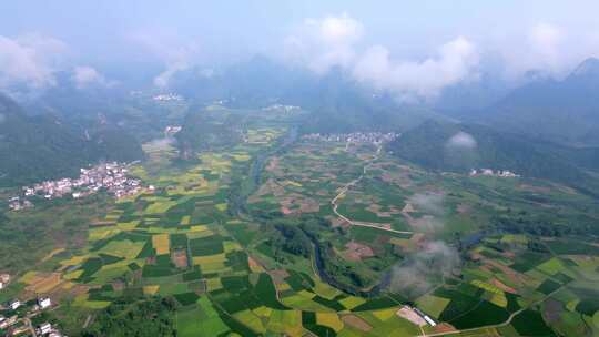 秋天的早晨桂林喀斯特地貌山间的村庄和稻田