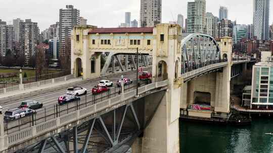 卡纳自由车队卡车司机抗议期间温哥华伯拉德街大桥的白天交通