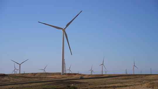新疆清洁环保科技能源风车下道路和行驶汽车